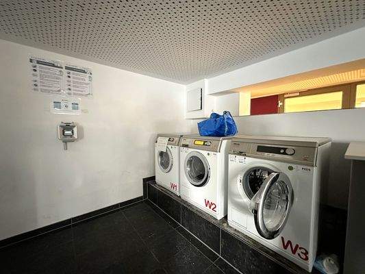 Waschraum mit Maschinen