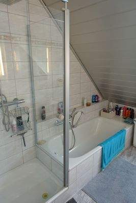 Bad mit Wanne und Dusche