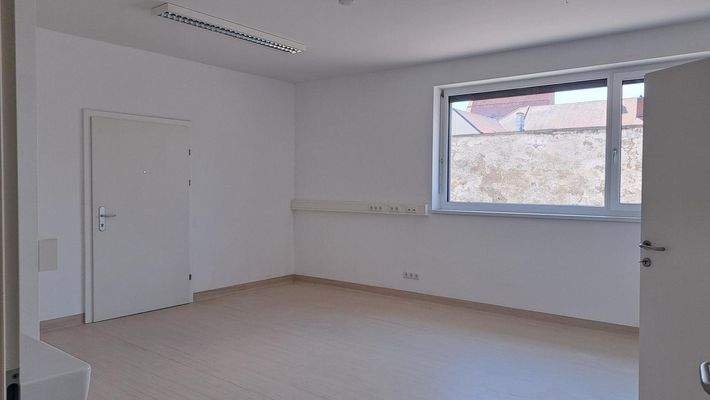 Raum links mit Verbindungstür u. sep. Eingang