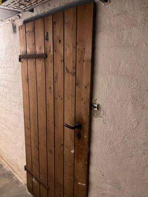Holztür im Keller