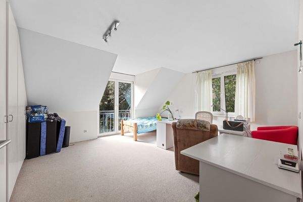 Helles Zimmer mit bodentiefem Fenster und Gartenblick