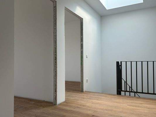 Helles Treppenhaus mit Dachfenster