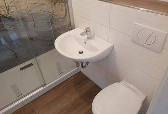 neues Bad mit großer Dusche