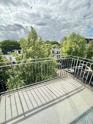Balkon mit Blick bis hin zum Fernsehturm