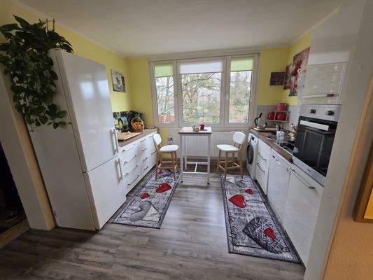 Küchenbereich mit Einbauküche 