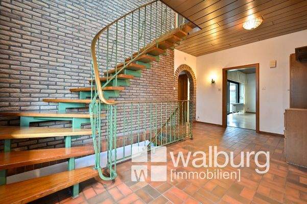 13 Treppenaufgang und Diele im Eingang