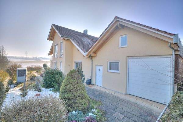 Ostseite Hausansicht / Garage