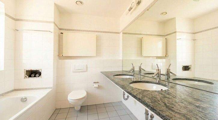 Bad mit Badewanne (KI-optimiert)