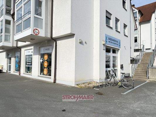 Außenbereich mit Schaufenstern