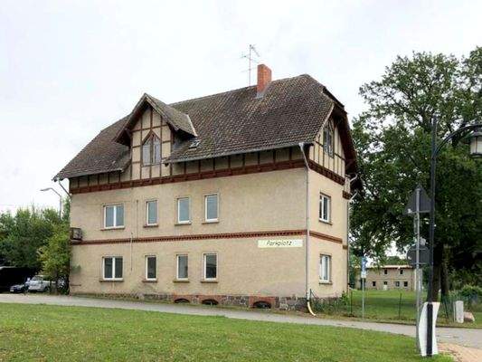 Straßenansicht von links