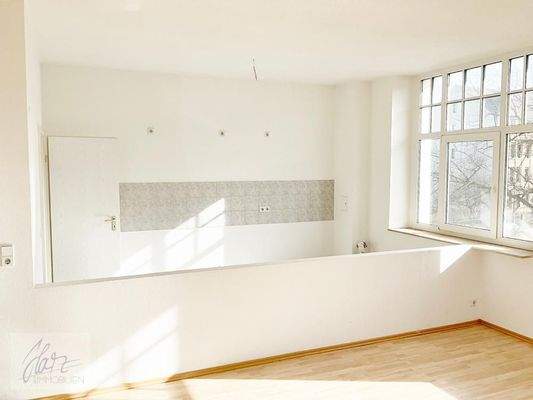 Wohnzimmer mit Blick in offene Küche