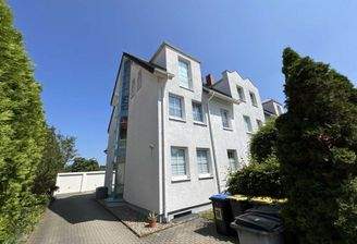 Ansicht mit Einfahrt