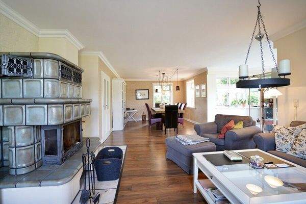 Heller Wohn-/Essbereich mit Kachelofen