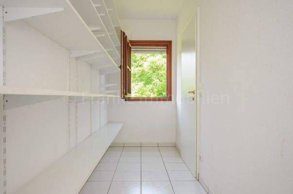 Speisekammer zwischen Küche und Garage