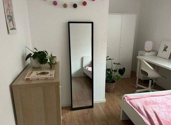 Helles WG-Zimmer mit Spiegel