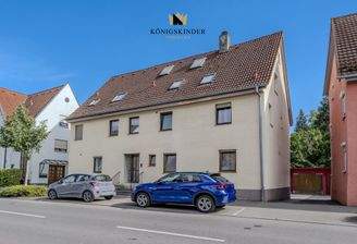 Willkommen zu Hause – die ansprechende Straßenansicht des Dreifamilienhauses.