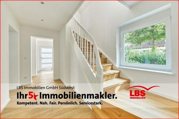 Treppenaufgang mit Blick zum Eingangsbereich