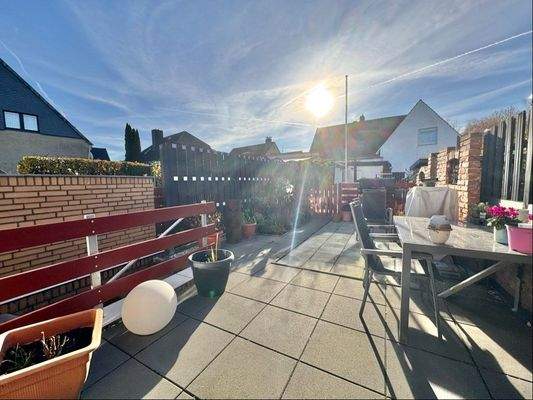 ... zur sonnigen Terrasse.