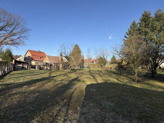 weitläufiger Garten