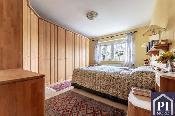 Schlafzimmer mit großen Schränken