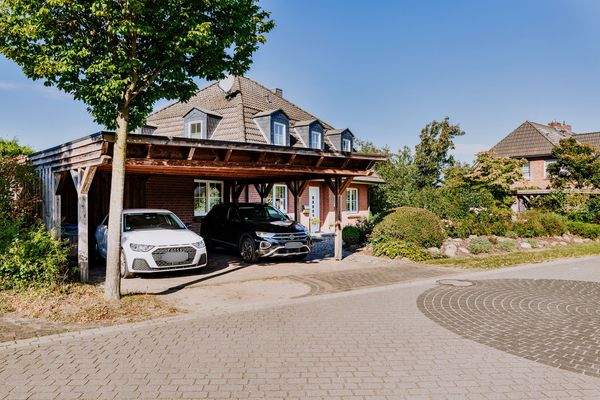 Doppelcarport mit Zugang zum Geräteschuppen