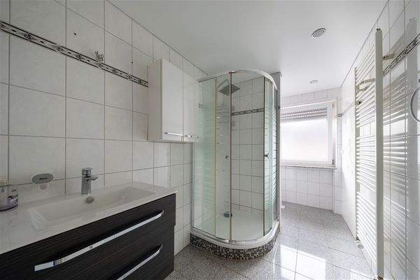 Badezimmer mit Dusche, WC, Waschgelegenheit