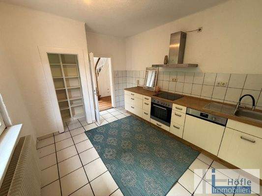 große Küche mit Speisekammer EG