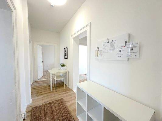 Heller Flur mit Möbeln