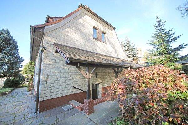 Hausansicht und Kellerausgang