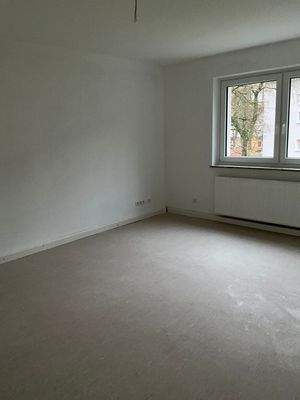 Zimmer mit beigem PVC Fußboden und Fenster