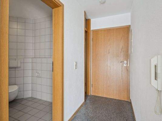 Flur mit Blick ins Badezimmer