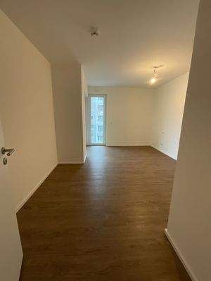 Beispielhaftes Schlafzimmer; weiß angelegte Wände und brauner Vinyl-Designboden in Holzoptik