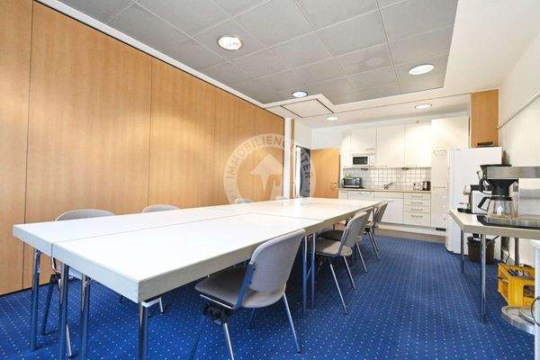 Der Sozialraum mit Küche im Obergeschoss