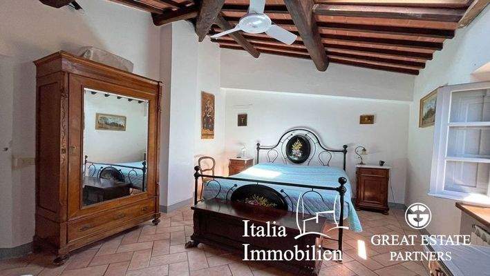 Typisches Bauernhaus mit Swimmingpool, Nebengebäude, Garten mit Olivenhain in Ortsnähe