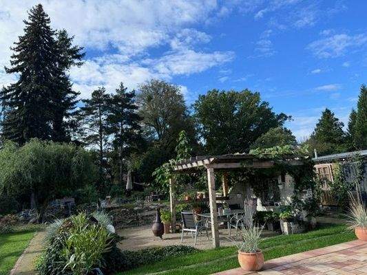 überdachter Freisitz im Garten.jpeg