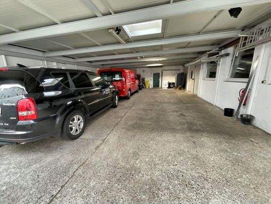 Gewerbehalle mit angrenzendem Werkstattraum