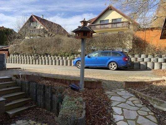 Stellfläche vor dem Haus