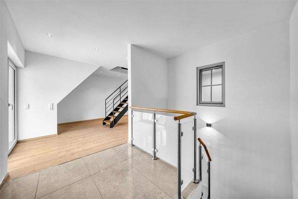 Obergeschoss-Dachgeschoss, Treppenhaus-Garderobe