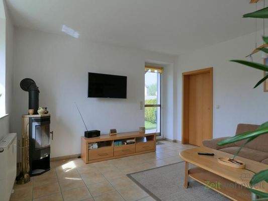 Kamin, TV und Terrassenausgang