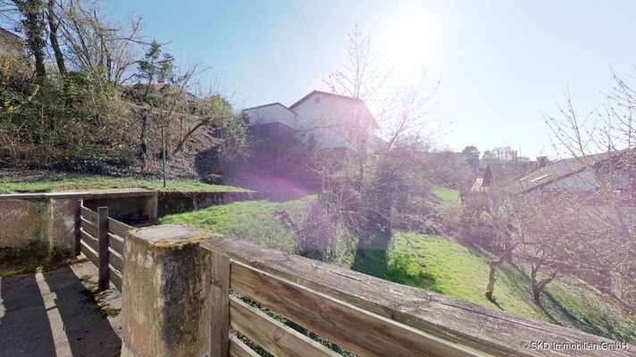 Sonnenterrasse mit Blick in den Garten