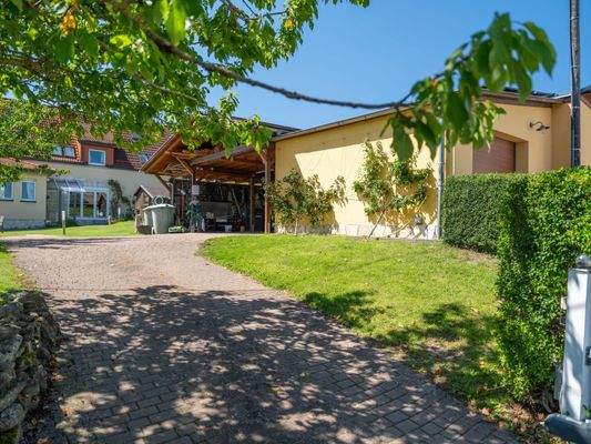 Auffahrt zum großen Carport