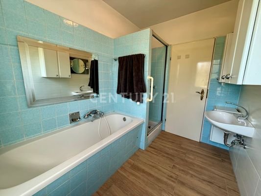 mit Wanne und Dusche