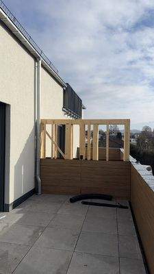 großer Balkon mit Abtrennung