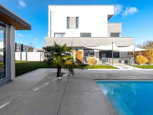 Außenbereich mit Blick auf Haus (2).jpg