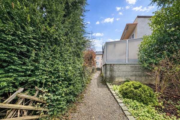 Weg entlang des Grundstücks