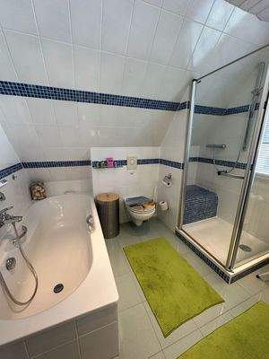 Badewanne und Dusche