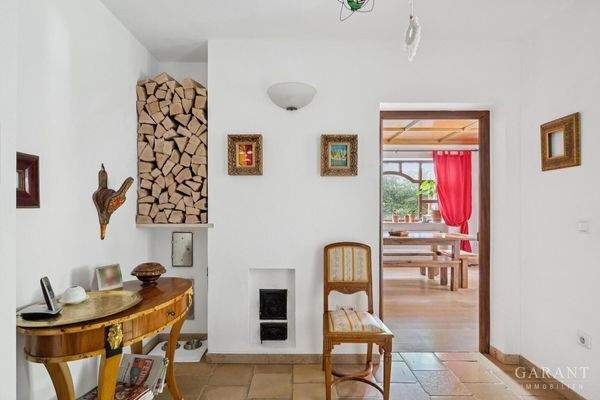 Diele mit Ofentür für Befeuerung des Kaminofens