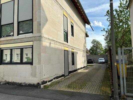 Hofeinfahrt zu Stellflächen