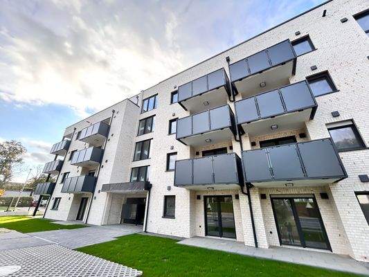 Moderner Neubau mit Balkonen