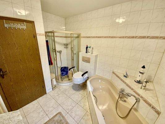 mit Badewanne und Dusche